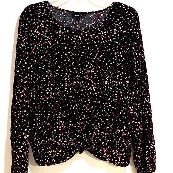 Torrid Black Leopard Heart Challis Twist Front Crop Blouse, Size 00 - Picture 2 of 11